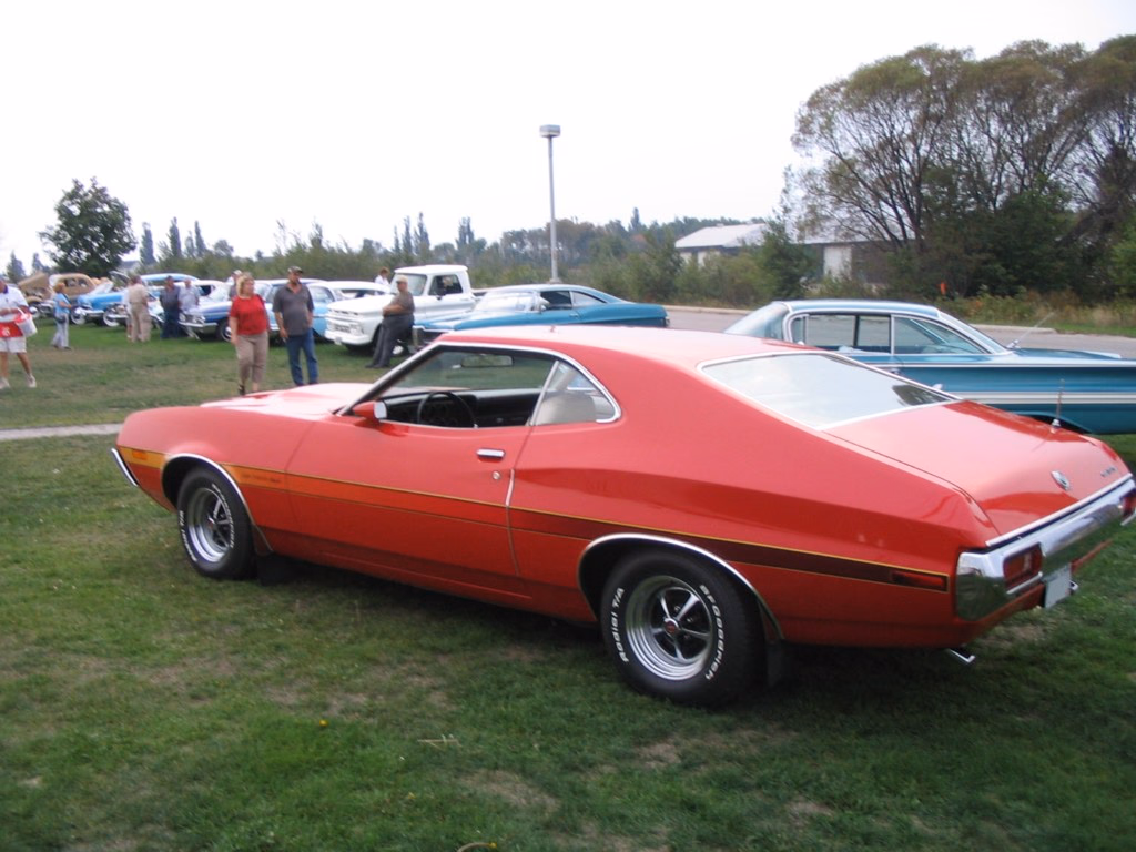 Roter Ford Gran Torino Sport SportsRoof von 1972, von hinten gesehen