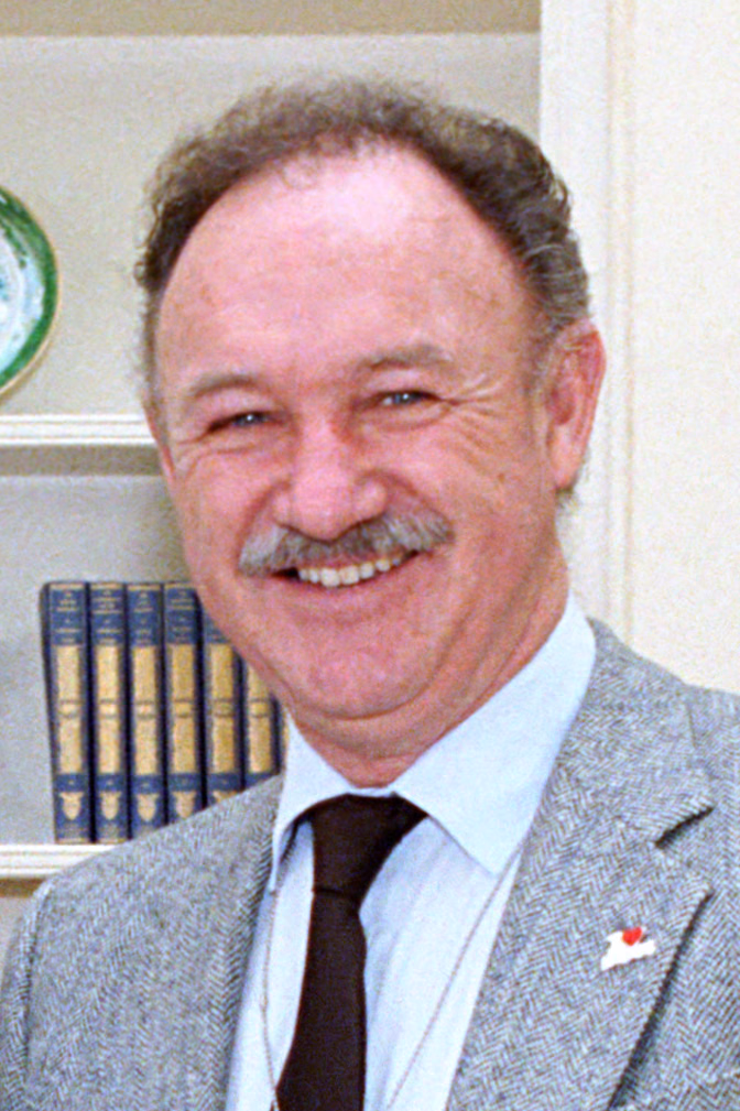 Gene Hackman lächelt bei einem Besuch im Weißen Haus