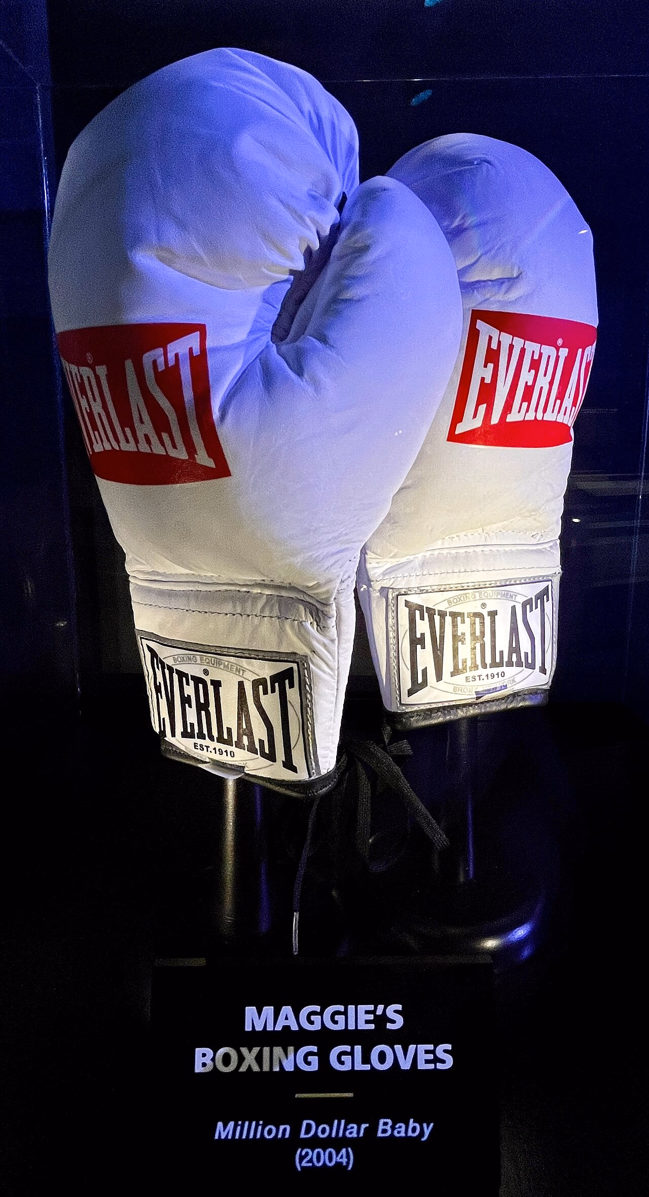 Ausgestellte weiße Boxhandschuhe mit dem Schild Maggie’s Boxing Gloves, Million Dollar Baby