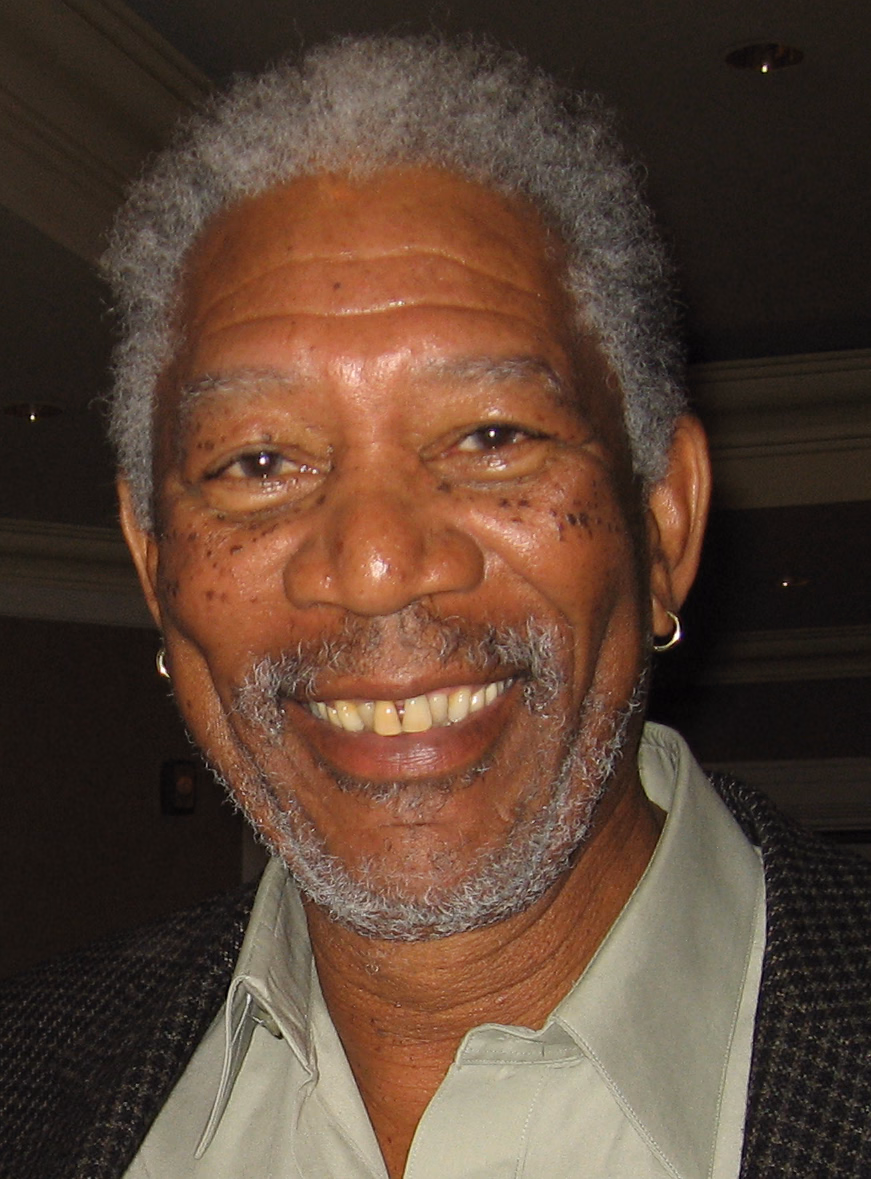Morgan Freeman in einer hellen Jacke bei einer Konferenz