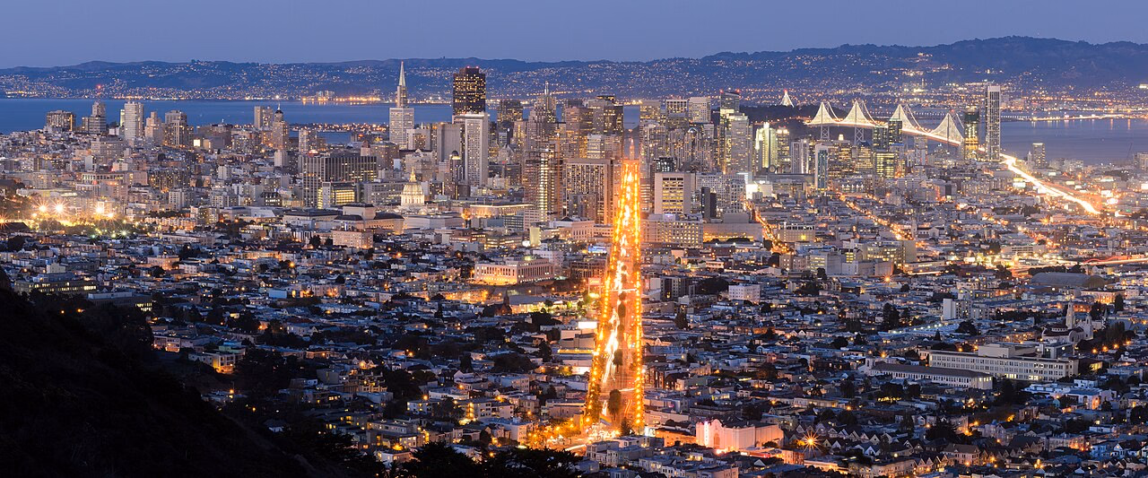 Panorama von San Francisco bei Dämmerung, gesehen von Twin Peaks